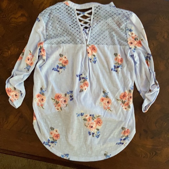 Floral print blouse with tie knot front. - Picture 7 of 9